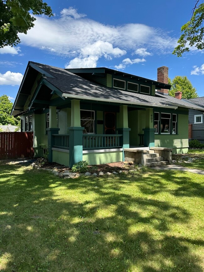 Building Photo - 903 E 32nd Ave