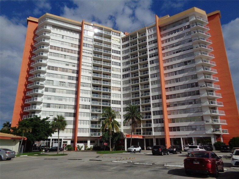 Foto principal - 1301 NE Miami Gardens Dr