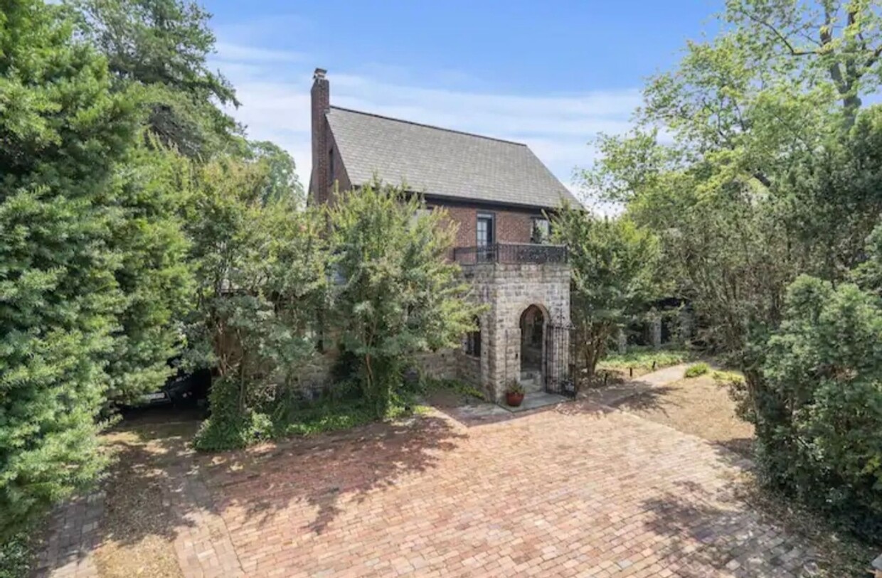 Primary Photo - The Glebe Castle: Spacious 5BR House in Ar...