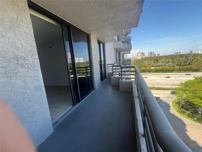 Foto del edificio - 3300 NE 191st St