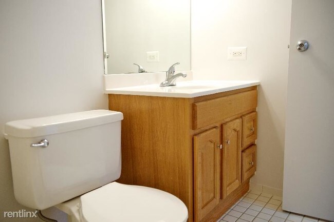 Building Photo - 7 E Delaware Pl