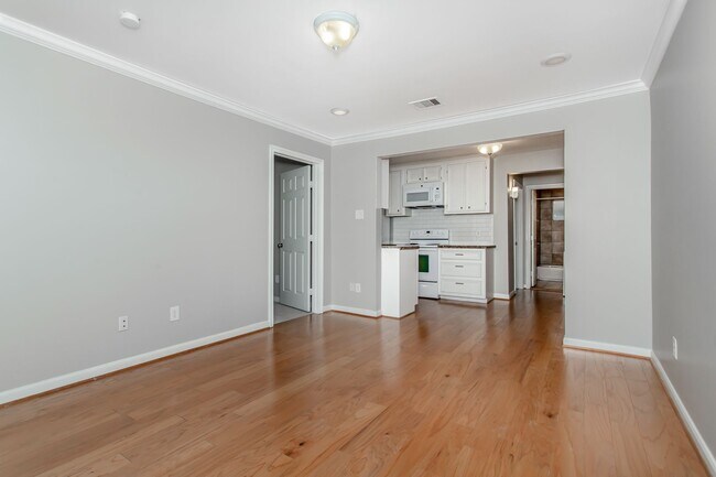 Foto del edificio - 2 Bedroom, 2 Bath Apartment in Munger Place!
