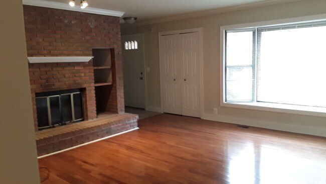 Building Photo - 155 Amelia Ave