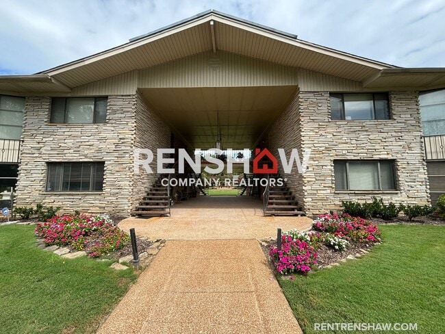 Building Photo - Text the Leasing Team at 901-820-4367 to S...