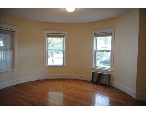 Building Photo - 572 Mt Auburn St