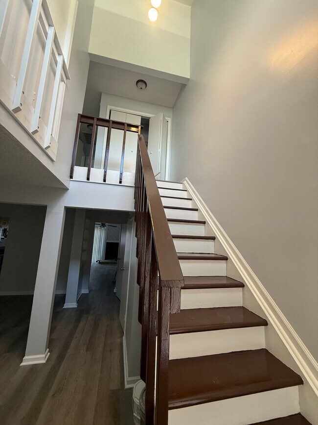 Foto del edificio - Stunning 3 Bedroom 2.5 Townhome Located in...