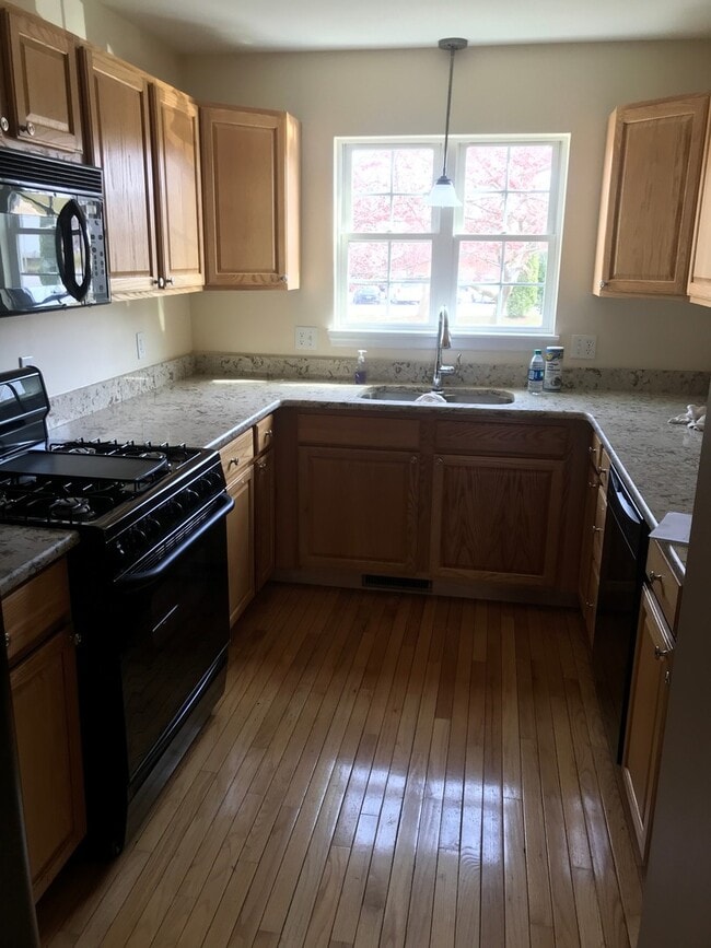 Building Photo - Beautiful State College townhouse available July or August