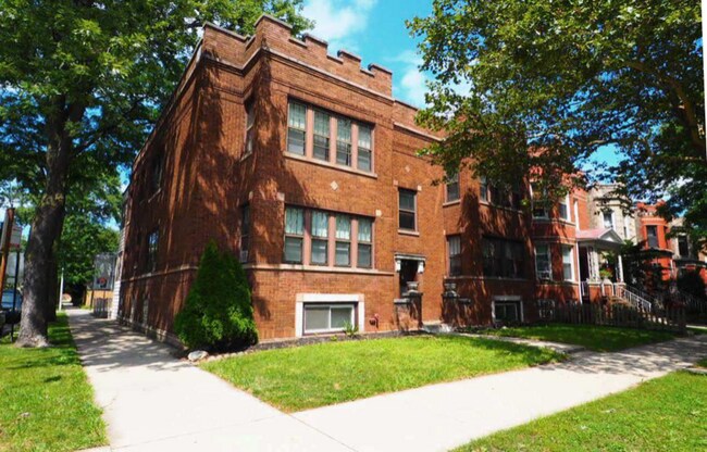 Building Photo - 4148 W Cornelia Ave