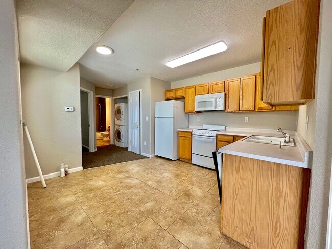 Building Photo - 2 Bed Apartment in the Sable Cove Condomin...