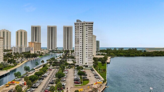 Foto del edificio - 500 Bayview Dr