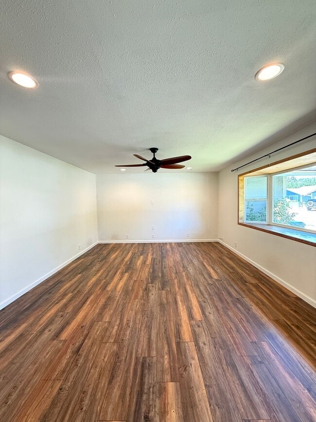 Building Photo - Beautiful 3 Bedroom, 2 Bathroom Rogue River Rental