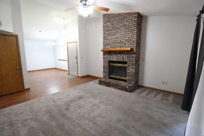 Foto del edificio - 3901 Summerwood Ct