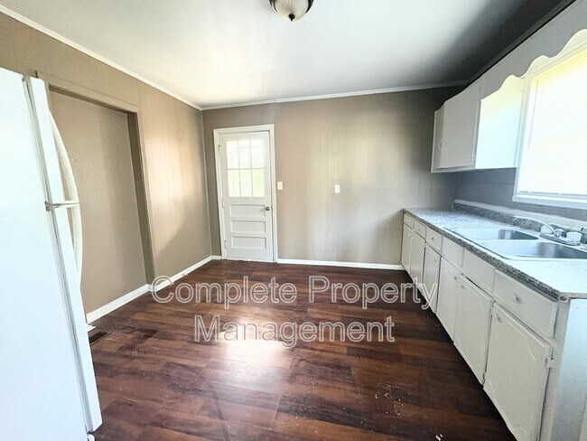 Building Photo - 1252 18th Pl SW