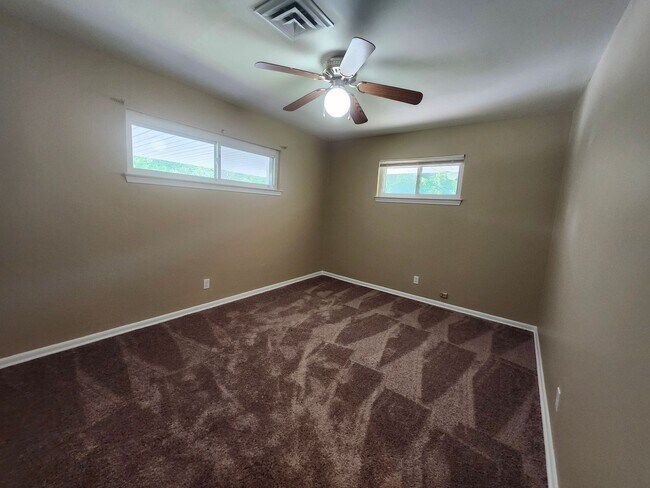 Foto del edificio - 831 Darryl Ln
