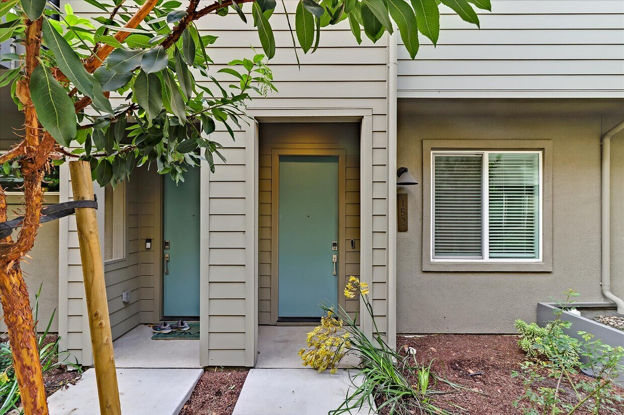 Primary Photo - 152 Uptown Cir