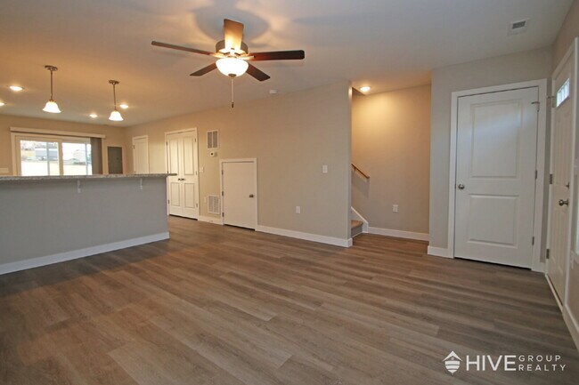 Foto del edificio - Bee the First to Live in This Newly Built End Unit!