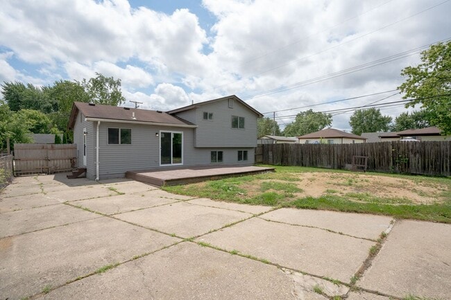 Building Photo - Must see FOUR bedroom Trilevel home