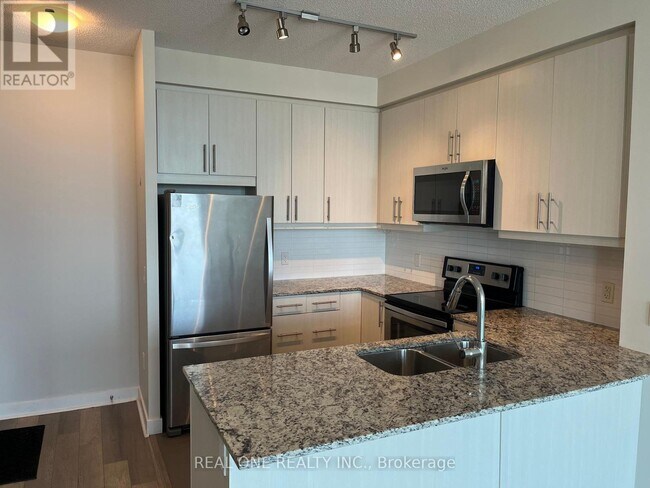 Photo du bâtiment - 3975-3975 Grand Park Dr