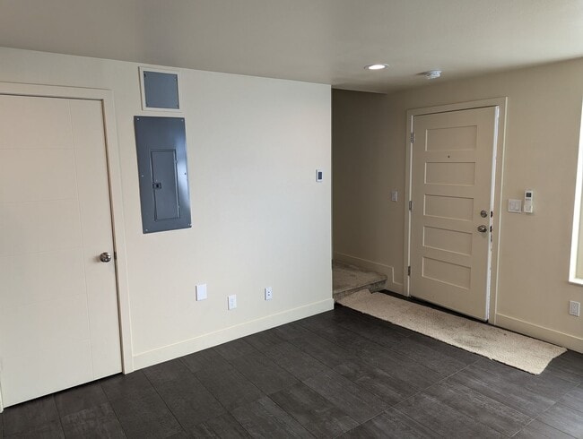 Building Photo - Beautiful Townhome