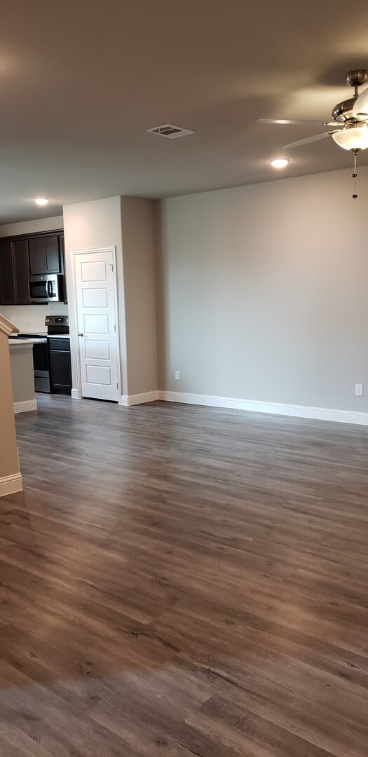 Building Photo - 4927 Sanger Cir Dr