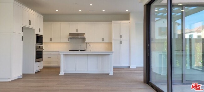 Foto del edificio - 182 Plum Lily