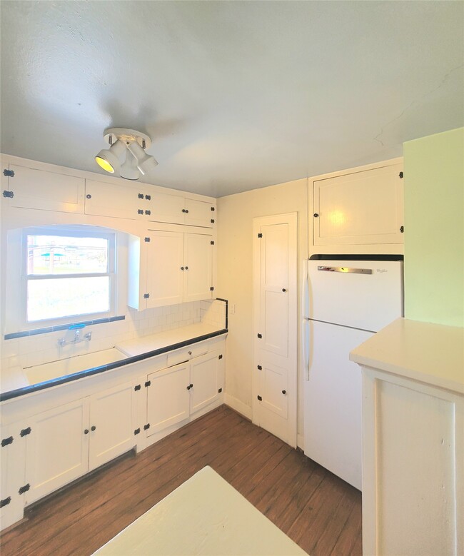 Building Photo - 1827 Fourcade St