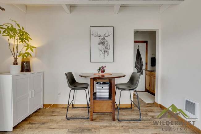 Building Photo - Bright and Quiet 2 Bedroom Condo