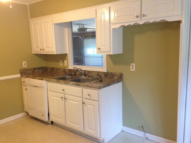 Foto del edificio - 105 Timberlane Trl: 3BD, 2BA brick ranch h...