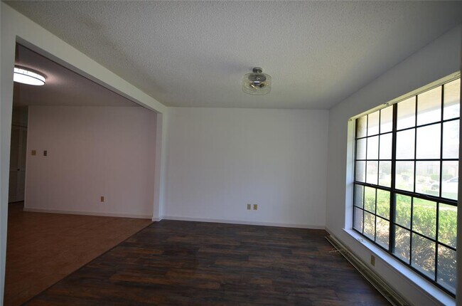 Building Photo - 403 Beverly Ln