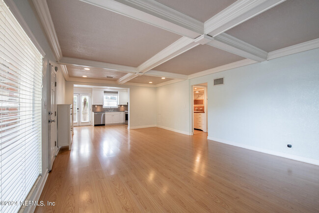 Building Photo - 736 6th Ave N