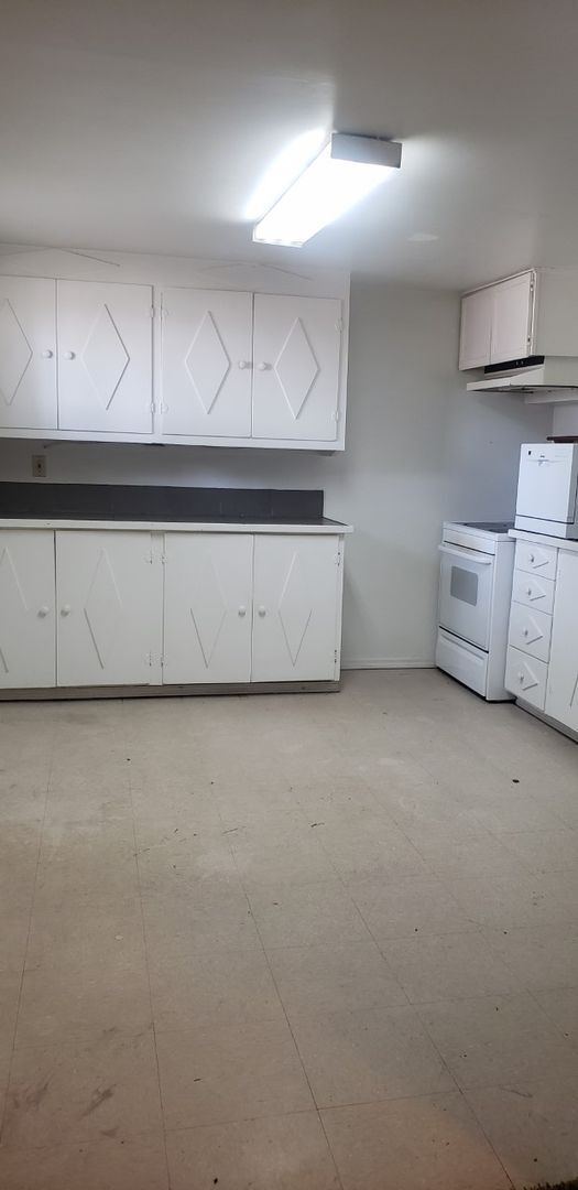 Foto del edificio - 2 bedroom 1 bath lower unit-Cheney Available for a September 10th Move In!!