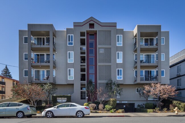 Building Photo - 540 Elm St