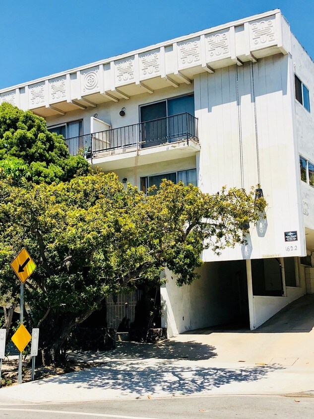 Primary Photo - 1622 S Beverly Glen Blvd