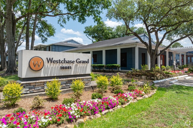 Building Photo - Grand at Westchase