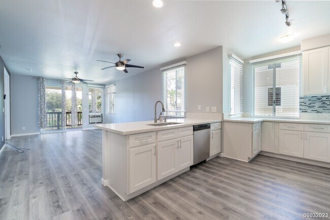 Foto del edificio - Spacious, Clean, Renovated 2BR/2BA/2Pkg in...