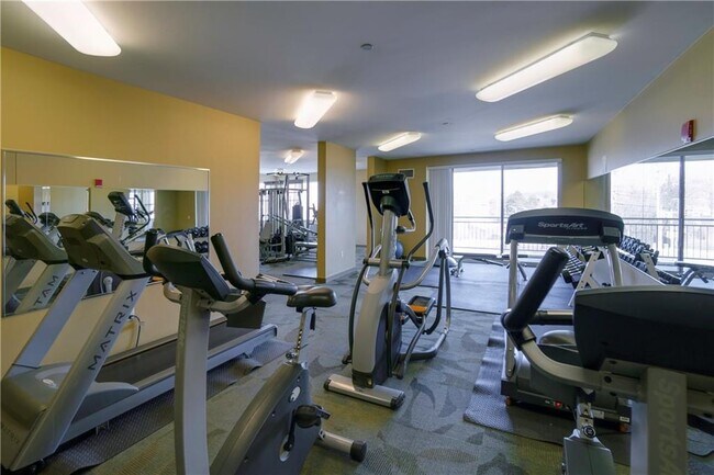 Gimnasio en el edificio - 5570 Centre Ave