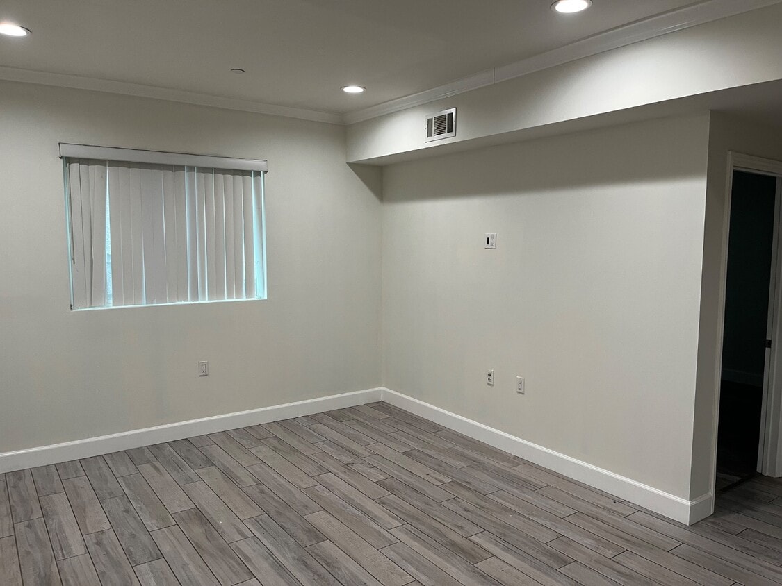 Foto principal - 14915 Roscoe Blvd
