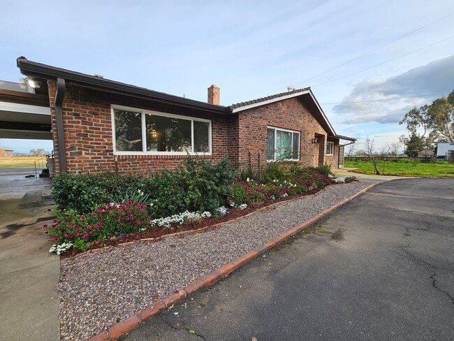 Building Photo - BEAUTIFUL COUNTRY HOME IN OAKVIEW SCHOOL D...