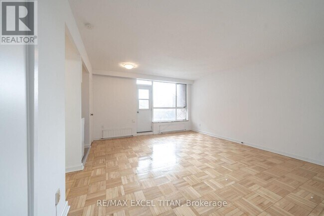 Photo du bâtiment - 165 Cosburn Ave.