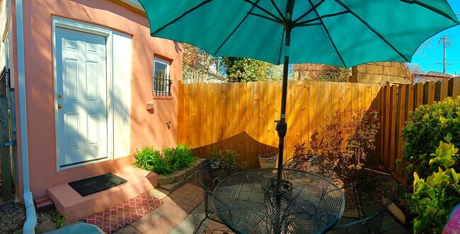 Building Photo - 1017 Hollins St