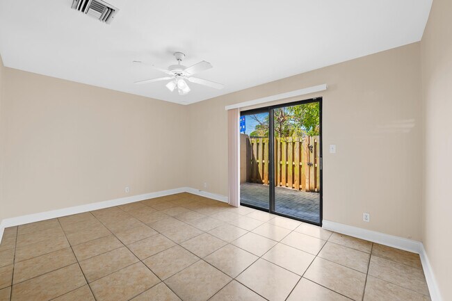 Foto del edificio - 3281 E Golf Blvd