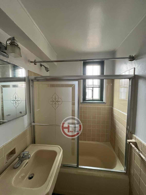 Foto del edificio - 1491 Metropolitan Ave