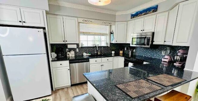 Kitchen - 105 Arricola Ave