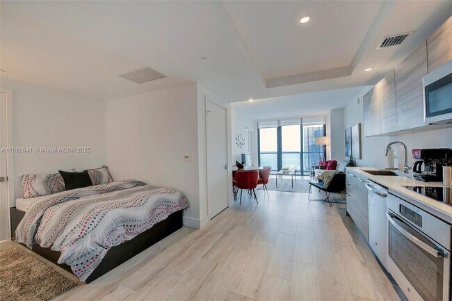 Foto del edificio - 121 NE 34th St