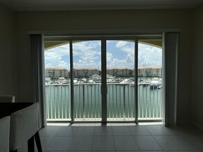 Building Photo - 10 Harbour Isle Dr E