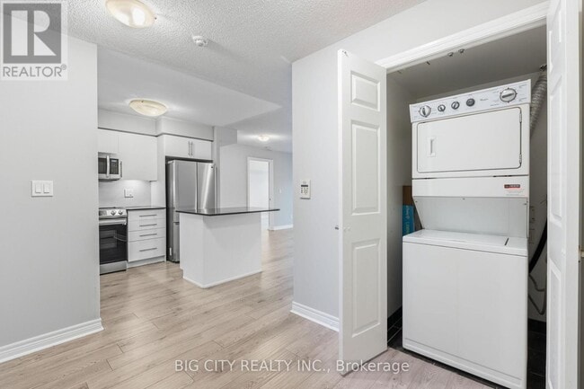 Photo du bâtiment - 310 Burnhamthorpe Rd W