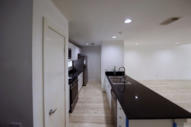 Foto del edificio - 702 Ruthven St