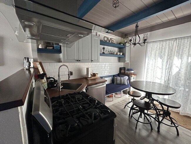 Foto del edificio - 3 bed / 2 bath furnished home.  6 month rental