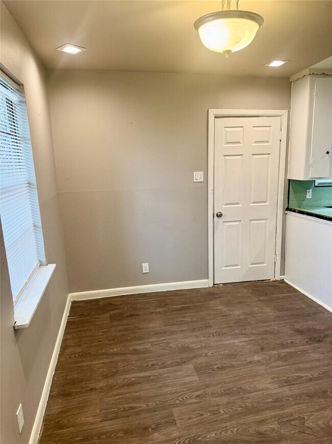 Foto del edificio - 7915 Flintridge Dr