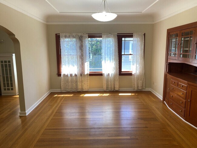 Foto del edificio - Charming Downtown Home with 2 Bedrooms + D...